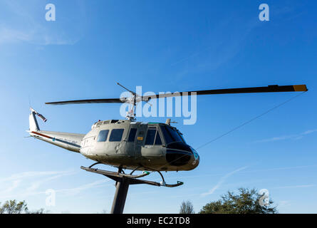 Bell UH - 1H "Huey" Hubschrauber auf dem USS Alabama Battleship Memorial Park, Mobile, Alabama, USA Stockfoto