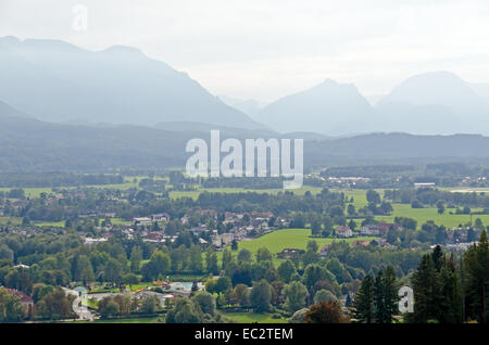 Häuser in Alpen Landschaft am grünen Rasen. Stockfoto