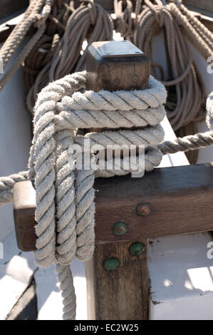 Segelboot Blätter und Seil Stockfoto