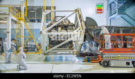 Das Integrated Science Instrument Module (ISIM) des James Webb Space Telescope der NASA wurde einem Gravitationstest unterzogen, um sicherzustellen, dass seine Struktur unter Weltraumbedingungen funktionieren würde. Der Test simuliert Gravitationseffekte auf das Teleskop im Weltraum. Stockfoto