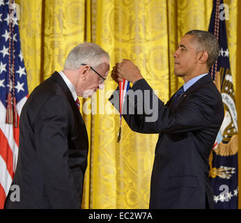 Präsident Barack Obama verleiht die National Medal of Science, der Nation höchste wissenschaftliche Auszeichnung MESSENGER Principal Investigator, Direktor des Columbia University Lamont-Doherty Earth Observatory, Sean Solomon, Donnerstag, 20. November 2014 im Rahmen einer Feierstunde im East Room des weißen Hauses in Washington. MESSENGER (Merkur-Oberfläche, Raum Umwelt, Geochemie and Ranging) ist eine NASA geförderte wissenschaftliche Untersuchung des Planeten Merkur und der erste Weltraum-Mission entwickelt, um die Umlaufbahn des Planeten am nächsten an die Stockfoto