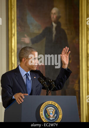 Präsident Barack Obama liefert Bemerkungen bei der Nationalfonds Medaillen und nationale Medaillen für Technik und Innovation Awards Zeremonie, Donnerstag, 20. November 2014 im East Room des weißen Hauses in Washington. MESSENGER-Principal Investigator, Direktor des Columbia University Lamont-Doherty Earth Observatory, Sean Solomon, wurde die National Medal of Science, höchste wissenschaftliche Auszeichnung des Landes bei der Zeremonie verliehen. MESSENGER (Merkur-Oberfläche, Raum Umwelt, Geochemie and Ranging) ist eine NASA geförderte wissenschaftliche Untersuchung des Planeten Merkur und die ersten Space Mission desig Stockfoto