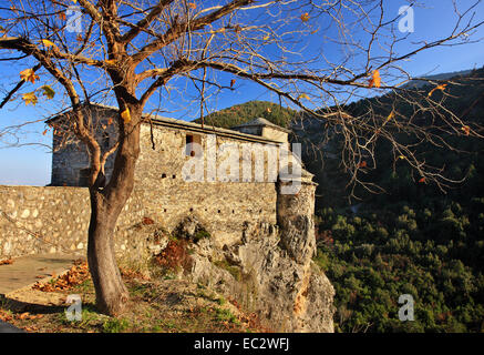 Die Kirche der verlassenen Kloster Agia Triada, schwebt über einer Klippe, an den Hängen des Olymp, Pieria, Griechenland. Stockfoto