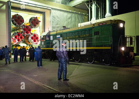 Das Raumschiff Sojus TMA - 15M wird zur Startrampe mit dem Zug auf Freitag, 21. November 2014 am Weltraumbahnhof Baikonur in Kasachstan ausgerollt.  Start der Sojus Rakete ist geplant für November 24 und führt in den Orbit zu ihrer fünfeinhalb Monate Mission auf der internationalen Raumstation beginnen Expedition 42 Sojus Kommandant Anton Shkaplerov von der russischen föderalen Raumfahrtagentur (Roskosmos), Flight Engineer Terry Virts der NASA und Flugingenieur Samantha Cristoforetti der European Space Agency Stockfoto