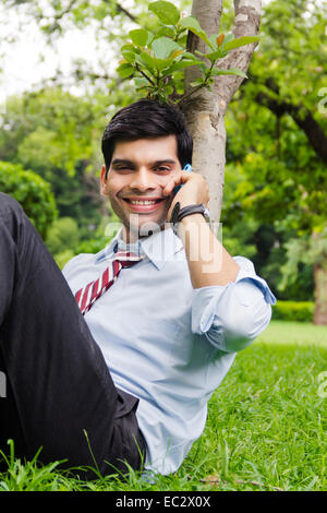 indische Geschäftsmann Park sprechen Telefon Stockfoto