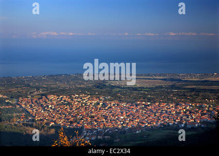 Panoramablick von Litochoro Stadt von den Hängen des Olymp, Pieria, Mazedonien, Griechenland. Im Hintergrund das Ägäische Meer. Stockfoto