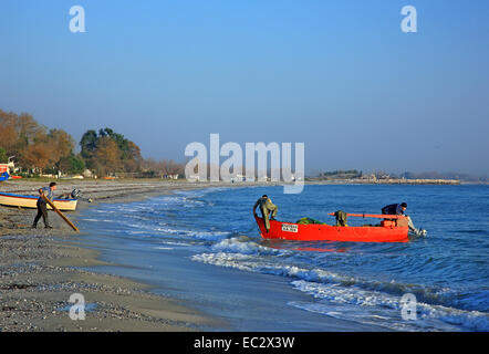 Fischer bei Gritsa Strand, in der Nähe von Litochoro, Gemeinde von Olympus - Dion, Pieria, Mazedonien, Griechenland Stockfoto