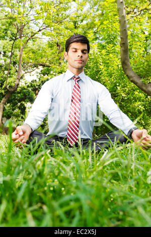 indische Geschäftsmann Park Yoga Meditation Stockfoto