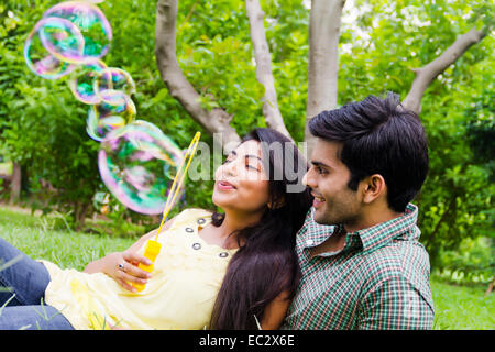 2 indische Paare park spielen Bubble-Zauberstab Stockfoto