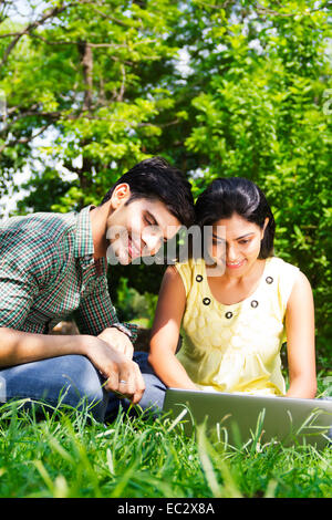 2 indische romantisches Paar Park Laptop arbeiten Stockfoto
