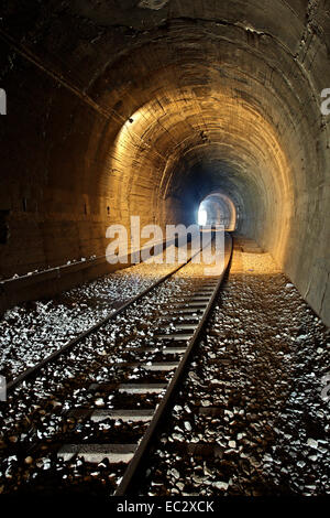 Die alte Eisenbahnlinie vorbei unter der Burg von Platamonas, Pieria, Mazedonien, Griechenland. Stockfoto