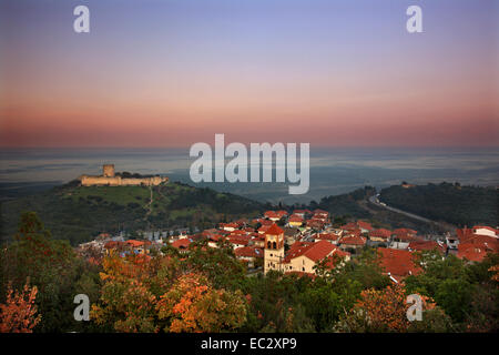 Die mittelalterliche Burg von Platamonas und Neos Panteleimonas Dorf, Pieria, Mazedonien, Griechenland. Stockfoto