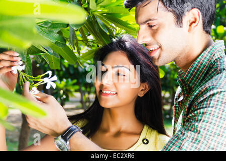 2 indische paar Garten Überprüfung Blume Stockfoto