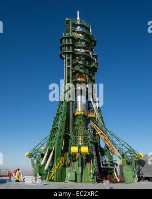 Ein orthodoxer Priester segnet die Sojus-Rakete auf der Startrampe in Baikonur Kosmodrom auf Samstag, 22. November 2014, in Kasachstan.  Start der Sojus Rakete ist geplant für November 24 und führt in den Orbit zu ihrer fünfeinhalb Monate Mission auf der internationalen Raumstation beginnen Expedition 42 Sojus Kommandant Anton Shkaplerov von der russischen föderalen Raumfahrtagentur (Roskosmos), Flight Engineer Terry Virts der NASA und Flugingenieur Samantha Cristoforetti der European Space Agency Stockfoto