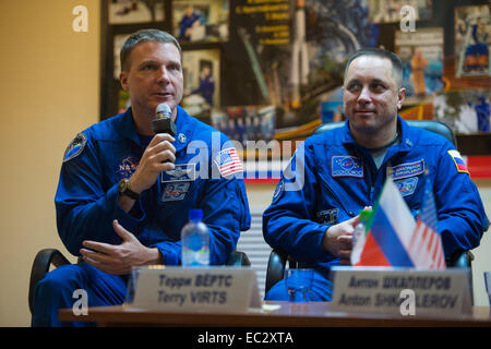 Expedition 42 Flugingenieur Terry Virts der NASA, links, beantwortet eine Frage während einer Pressekonferenz am Samstag, 22. November 2014, im Kosmonauten Hotel in Baikonur, Kasachstan. Er ist mit anderen Besatzungsmitglied Sojus-Kommandant Anton Shkaplerov von der russischen Federal Space Agency (Roskosmos), rechts gesehen. Start der Sojus Rakete ist für den 24. Nov. geplant und führt Virts, Shkaplerov und Flugingenieur Samantha Cristoforetti der European Space Agency (ESA) in eine Umlaufbahn um ihre fünfeinhalb Monate Mission auf der internationalen Raumstation zu beginnen Stockfoto