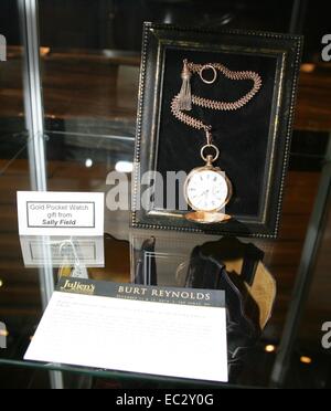 Las Vegas, Nevada, USA. 8. Dezember 2014. Burt Reynolds späten 19. bis frühen 20. Jahrhunderts Französisch Antik 18K Gold Taschenuhr Geschenk von Sally Field in Anwesenheit für die Vorschau des Grundstücks aus dem Leben und der Karriere von Burt Reynolds, Palms Casino Resort, Las Vegas, NV 8. Dezember 2014. Bildnachweis: James Atoa/Everett Collection/Alamy Live-Nachrichten Stockfoto