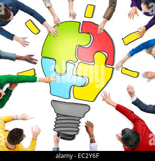 Geschäftsleute, die Zusammenarbeit und Innovation-Konzept Stockfoto