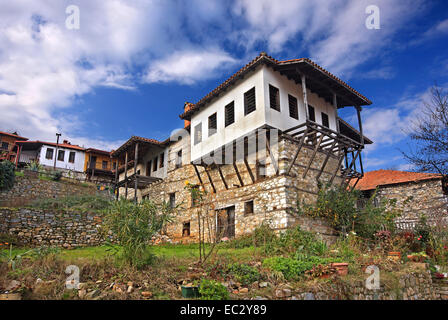 Malerische Gasse und traditionelle Häuser an ("alten") Palaios Panteleimonas Dorf, Pieria, Mazedonien, Griechenland. Stockfoto