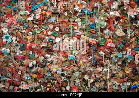 Verschiedenen verworfen, Gum fest an einer Wand in Seattle verwendet. Stockfoto