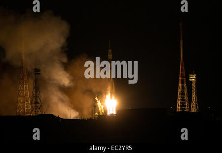 Die Sojus TMA - 15M-Rakete startet vom Weltraumbahnhof Baikonur in Kasachstan auf Montag, 24. November 2014 tragen Expedition 42 Sojus Kommandant Anton Shkaplerov von der russischen föderalen Raumfahrtagentur (Roskosmos), Flight Engineer Terry Virts der NASA und Flugingenieur Samantha Cristoforetti der European Space Agency (ESA) in eine Umlaufbahn um ihre fünfeinhalb Monate Mission auf der internationalen Raumstation ISS zu beginnen. Stockfoto