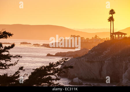 Pavillon am Ozean Bluff bei Sonnenuntergang, Margo Dodd Park, Pismo Beach, California, Vereinigte Staaten von Amerika Stockfoto