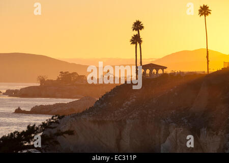 Pavillon am Ozean Bluff bei Sonnenuntergang, Margo Dodd Park, Pismo Beach, California, Vereinigte Staaten von Amerika Stockfoto