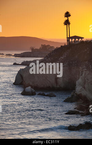 Pavillon am Ozean Bluff bei Sonnenuntergang, Margo Dodd Park, Pismo Beach, California, Vereinigte Staaten von Amerika Stockfoto