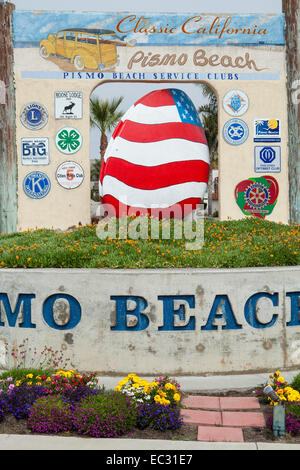 Zeichen, begrüßen die Besucher nach Pismo Beach, malte die symbolische Muschel ähnlich wie die amerikanische Flagge, Central Coast, Kalifornien, USA Stockfoto