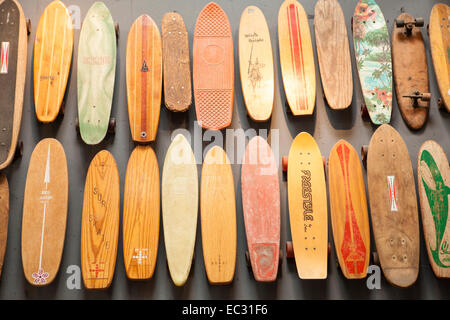 Vintage Holz Skateboards auf Display, Pismo Beach, Central Coast, Kalifornien, Vereinigte Staaten von Amerika Stockfoto