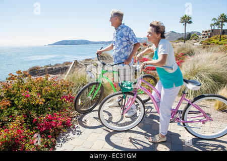 Ein senior erwachsenes paar auf Fahrrädern bewundert das Meer Blick, Pismo Beach, Central Coast, Kalifornien, Deutschland Stockfoto