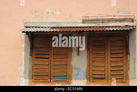 Ein paar der Holzfenster in einem antiken Gebäude in Ipoh, Malaysia Stockfoto