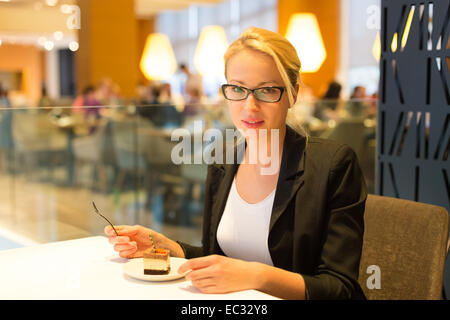 Frauen Essen Dessert in noblen Restaurant. Stockfoto
