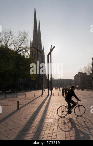 Frankreich, Aquitanien, Gironde (33), Bordeaux, Kathedrale Saint-Andre, Radrennfahrer Stockfoto