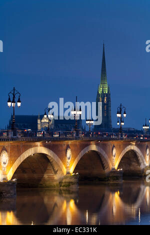 Frankreich, Gironde, Aquitanien, Bordeaux, Pont de Pierre, Tour Saint-Michel, Fluss Garonne Stockfoto