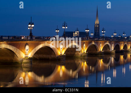 Frankreich, Gironde, Aquitanien, Bordeaux, Pont de Pierre, Tour Saint-Michel, Fluss Garonne Stockfoto