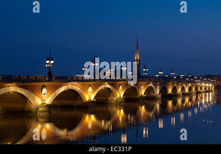Frankreich, Gironde, Aquitanien, Bordeaux, Pont de Pierre, Tour Saint-Michel, Fluss Garonne Stockfoto