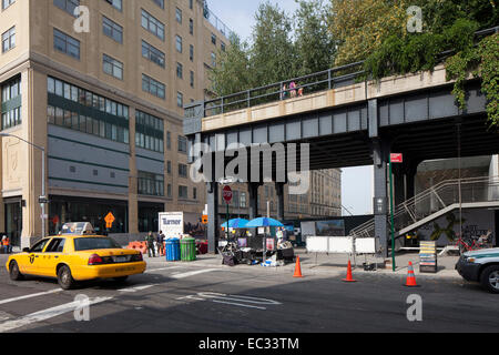 Das hohe Line., New York, Vereinigte Staaten. Architekt: Diller Scofidio & Renfro, 2014. Straßenansicht mit High Line. Stockfoto