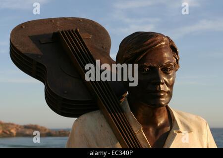 Rio De Janeiro, Brasilien. 8. Dezember 2014. Die Statue des brasilianischen Musiker Tom Jobim wurde heute, am 20. Jahrestag seines Todes, am Strand von Ipanema eingeweiht. Bildnachweis: Maria Adelaide Silva/Alamy Live-Nachrichten Stockfoto