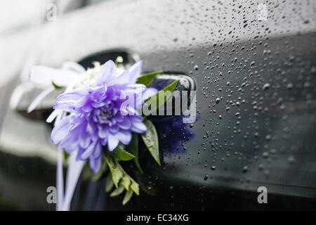 Hochzeitsblumen am Türgriff. Stockfoto