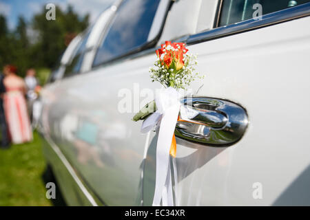 Hochzeitsblumen am Türgriff. Stockfoto
