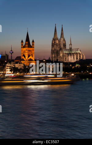 Deutschland, Nordrhein-Westfalen, Köln, Dom und groß St. Martin-Kirche von über den Rhein aus gesehen Stockfoto