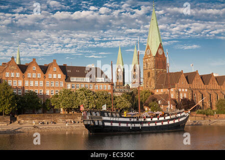 Geramany, Bremen, Pannekoekschiff (Pfannkuchen Schiff) Admiral Nelson, Restaurant, Weser gelegen, Dom, St. Petri, St.-Martins-Kirche Stockfoto