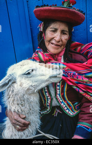 Frauen in traditioneller Tracht posiert mit einem Lama gekleidet. Stockfoto