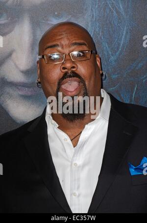 New York, NY, USA. 8. Dezember 2014. James Monroe Iglehart im Ankunftsbereich für in THE WOODS Weltpremiere, The Ziegfeld Theatre, New York, NY 8. Dezember 2014. Bildnachweis: Derek Sturm/Everett Collection/Alamy Live-Nachrichten Stockfoto