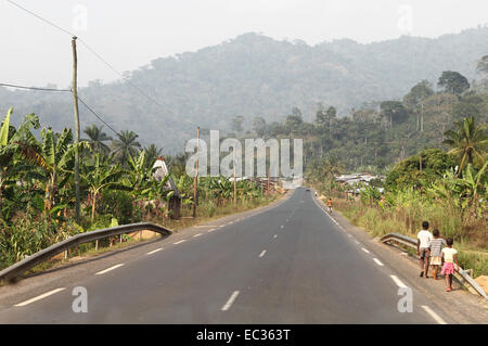 Kinder zu Fuß entlang der Hauptstraße, in der Nähe von Dschang, Region West, Kamerun Stockfoto