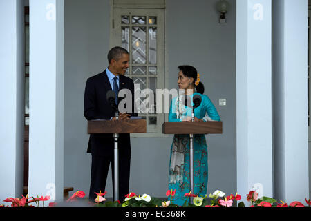 Präsident Barack Obama, mit Vorsitzenden der Nationalliga für Demokratie und Mitglied des Parlaments Aung San Suu Kyi, befasst sich die internationalen Medien an ihrem Wohnsitz in Rangoon, Birma, am 14. November 2014. Stockfoto