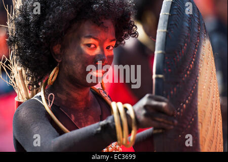 Gekleidet wie eine gebürtige Aeta indigene Person Sinulog Straße Tänzerin Stockfoto