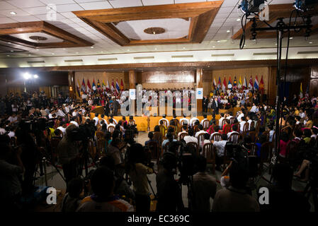 Präsident Barack Obama veranstaltet ein Young Southeast Asian Führer Initiative (YSEALI)-Rathaus in der Diamond Jubilee Hall mit 400 Jugendlichen aus den Mitgliedsländern des Verbandes Südostasiatischer Nationen (ASEAN) in Rangoon, Birma, am 14. November 2014. Stockfoto