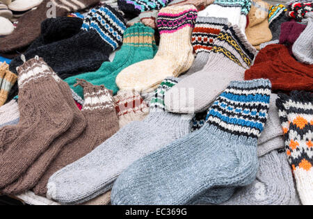 Reihe von handgefertigte bunte Wollsocken auf dem Markt Stockfoto