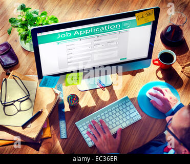Mann, die Bewerbung für einen Job im Internet Stockfoto